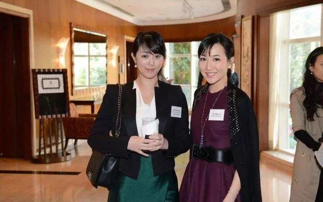 霍啟剛妹妹近照,34歲身材高挑白到發光,顏值不輸郭晶晶