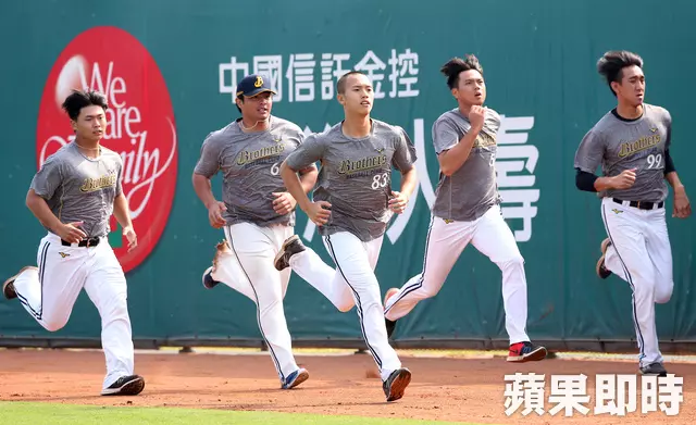 楊志龍搶固定先發 跟陳琥學投變速球 |