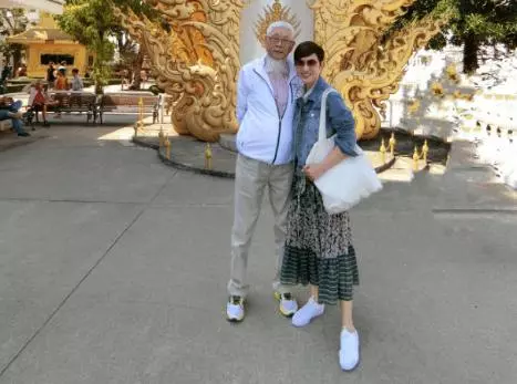 陳法蓉和父親漫遊泰國,雖然已經51歲,但在爸爸面前依然嬌小可愛