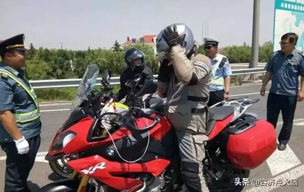 駕駛摩托車上高速不注意這些問題,簡直就是送命!