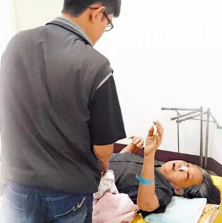 老媽還活得好好「就被兒子送到往生室等歸天」 拍打病床狂喊:我還活著啊!