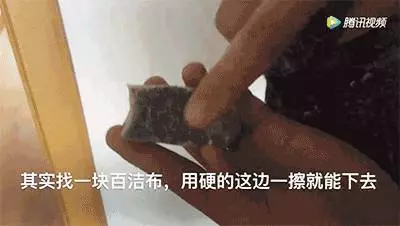 洗衣服時不小心把衛生紙洗了?教你一招,輕鬆去除碎紙屑