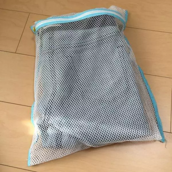 洗衣服時不小心把衛生紙洗了?教你一招,輕鬆去除碎紙屑