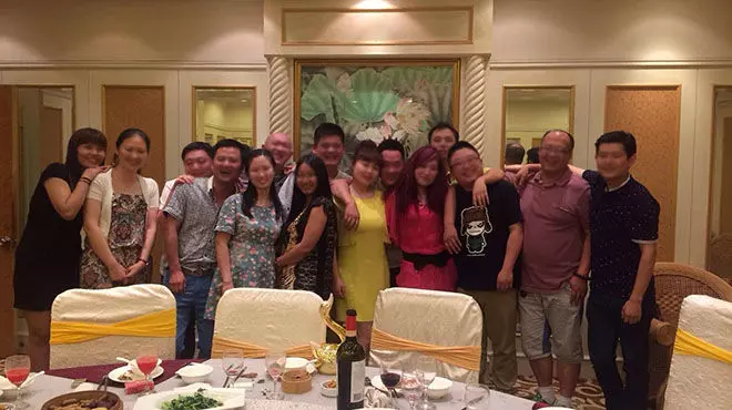 同學聚會,帶殘疾妻子參加被嘲諷,妻子手指指牆,同學卻慘被打臉