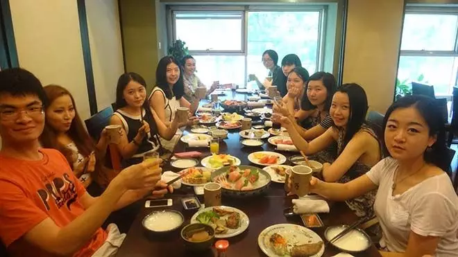 同學聚會,帶殘疾妻子參加被嘲諷,妻子手指指牆,同學卻慘被打臉