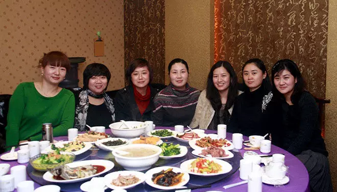 同學聚會,帶殘疾妻子參加被嘲諷,妻子手指指牆,同學卻慘被打臉
