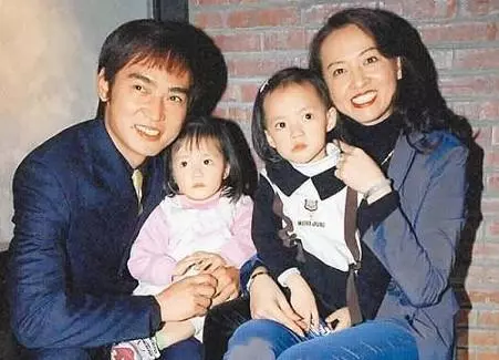 他當年為了女兒,把一億財產給前妻,而今把二婚妻子寵上天