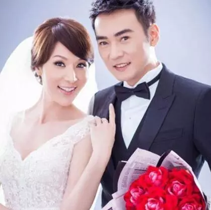他當年為了女兒,把一億財產給前妻,而今把二婚妻子寵上天