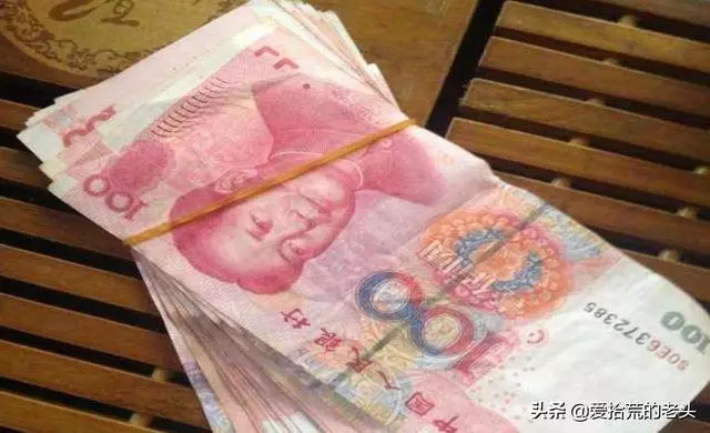 兒子過年不回家,半夜給農村父親打1萬塊,弟弟說:快去找要出事