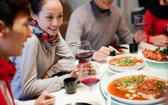 女同事相親,飯沒吃完提前先走,晚上收到男方信息以為看錯了