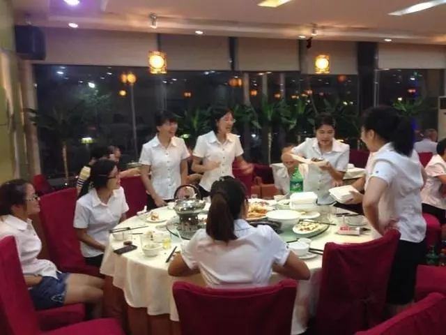 同學聚會,男生攤200,女生攤100,結帳後班長:以後再也不組織了