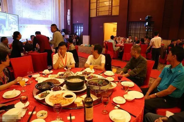 同學聚會,男生攤200,女生攤100,結帳後班長:以後再也不組織了