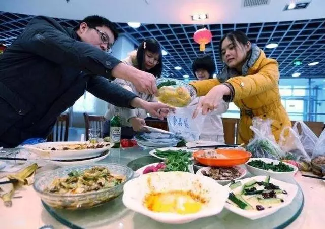同學聚會,男生攤200,女生攤100,結帳後班長:以後再也不組織了