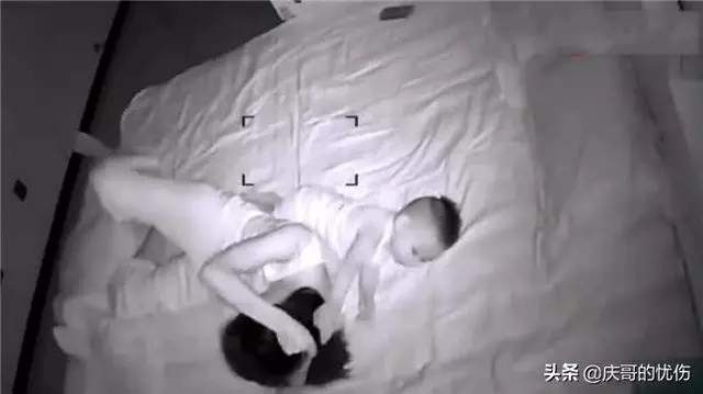妻子對丈夫冷漠,丈夫在臥室裝上監控,看到的場景讓他無法淡定