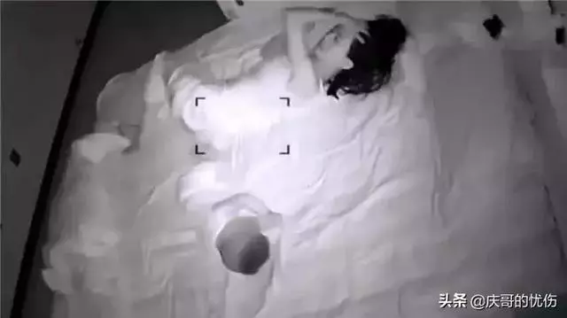 妻子對丈夫冷漠,丈夫在臥室裝上監控,看到的場景讓他無法淡定