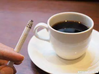 年底俺瞞著老婆給媽送去兩萬,進門聽到弟媳說的話,俺帶錢離開