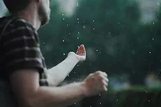 年底俺瞞著老婆給媽送去兩萬,進門聽到弟媳說的話,俺帶錢離開