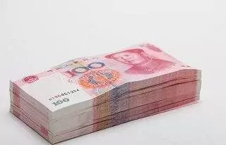 年底俺瞞著老婆給媽送去兩萬,進門聽到弟媳說的話,俺帶錢離開