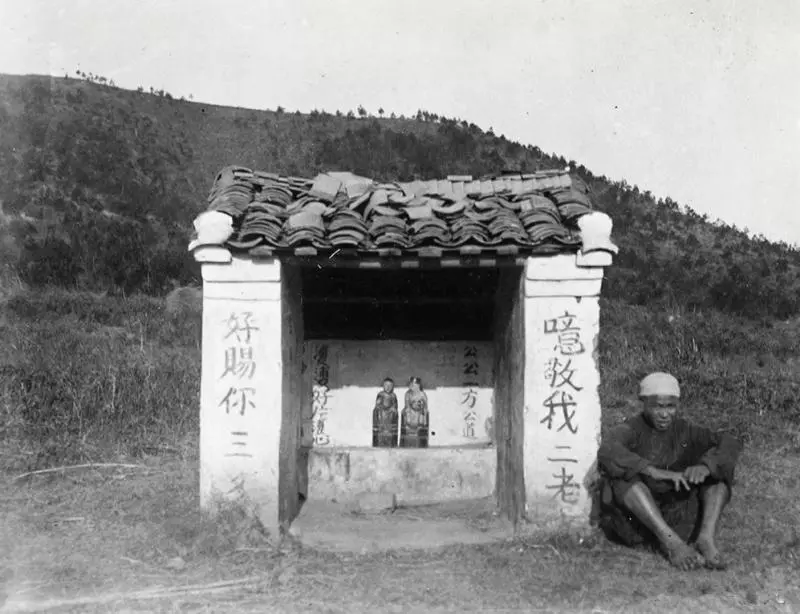 10張不忍直視的清朝生活照 梟首示眾「直接框在木箱裡」當路燈的一部分