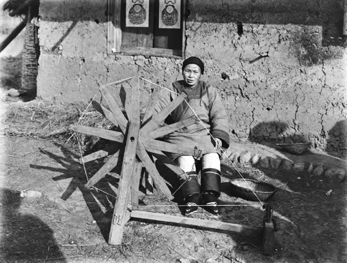 10張不忍直視的清朝生活照 梟首示眾「直接框在木箱裡」當路燈的一部分