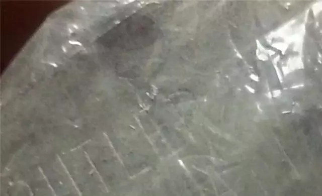 老媽太思念女兒整天抱骨灰說話 2年後開罐「金屬小鐵片上的字」揭開最毛故事:這是誰的名字?