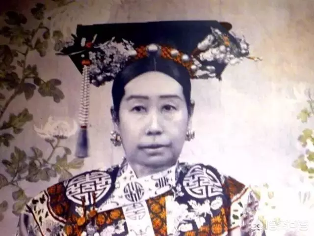 歷史上「這些女人為了變美賣命給撒旦」的真實案例 埃及豔后每天撿鱷魚屎抹臉超緊緻❤️️