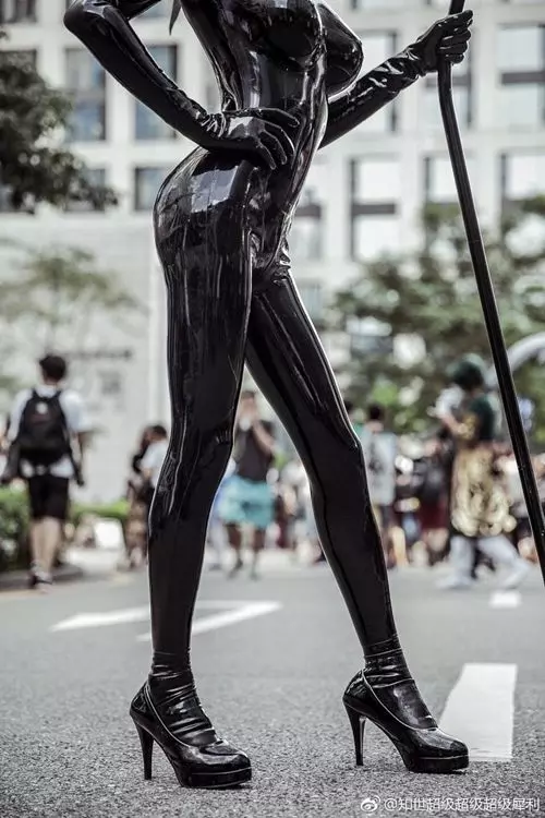 比女人還更正更女人!超辣偽娘「逆天身材」性感駕馭緊身皮衣!網友:被你掰彎了!