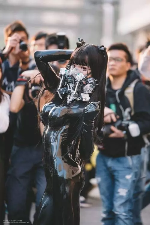 比女人還更正更女人!超辣偽娘「逆天身材」性感駕馭緊身皮衣!網友:被你掰彎了!