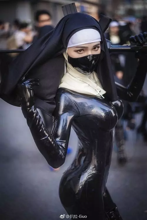 比女人還更正更女人!超辣偽娘「逆天身材」性感駕馭緊身皮衣!網友:被你掰彎了!