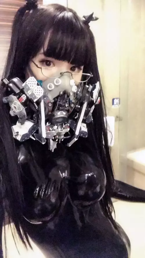 比女人還更正更女人!超辣偽娘「逆天身材」性感駕馭緊身皮衣!網友:被你掰彎了!