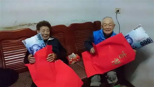 老公們快學!人夫包1.8萬大紅包給老婆 特地分5次匯款「一打開存摺愛妻密碼」網贊爆:太會撩
