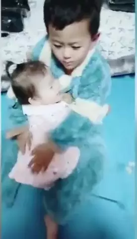 「不許打我妹妹」6歲哥哥抱緊保護 媽媽手拿衣架…他霸氣喊:打我吧