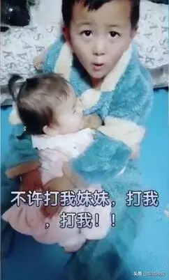 「不許打我妹妹」6歲哥哥抱緊保護 媽媽手拿衣架…他霸氣喊:打我吧