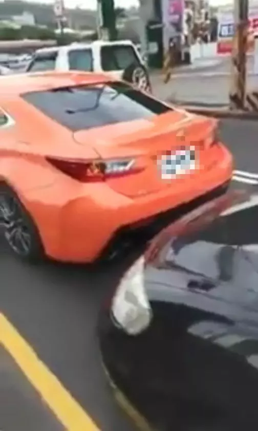 大媽毀跑車怒嗆:「先森~一點刮痕自己吸收」,丟錢就想跑!結局車主傻眼到無言!