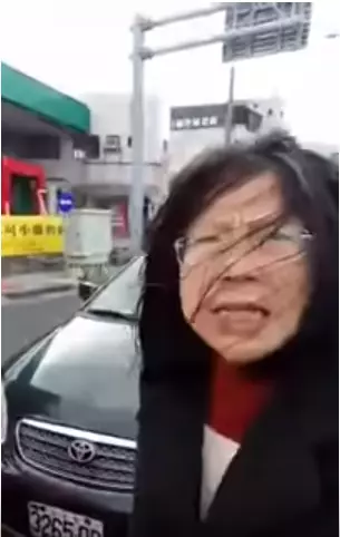大媽毀跑車怒嗆:「先森~一點刮痕自己吸收」,丟錢就想跑!結局車主傻眼到無言!