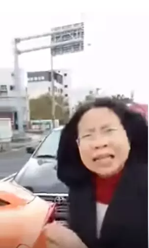 大媽毀跑車怒嗆:「先森~一點刮痕自己吸收」,丟錢就想跑!結局車主傻眼到無言!