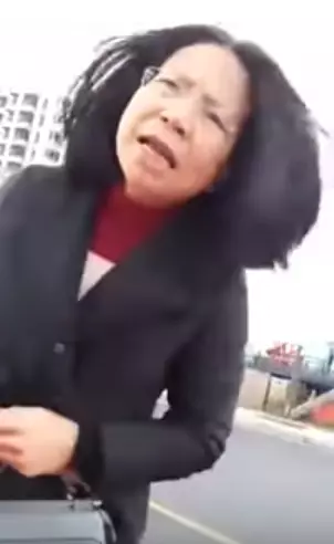 大媽毀跑車怒嗆:「先森~一點刮痕自己吸收」,丟錢就想跑!結局車主傻眼到無言!