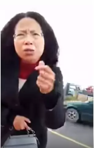 大媽毀跑車怒嗆:「先森~一點刮痕自己吸收」,丟錢就想跑!結局車主傻眼到無言!