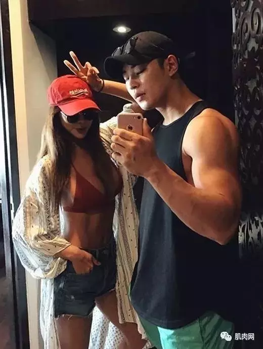 年紀相差16歲又帥又壯鮮肉被42歲阿姨吃下去,但一看她真面目,才發現可以理解!