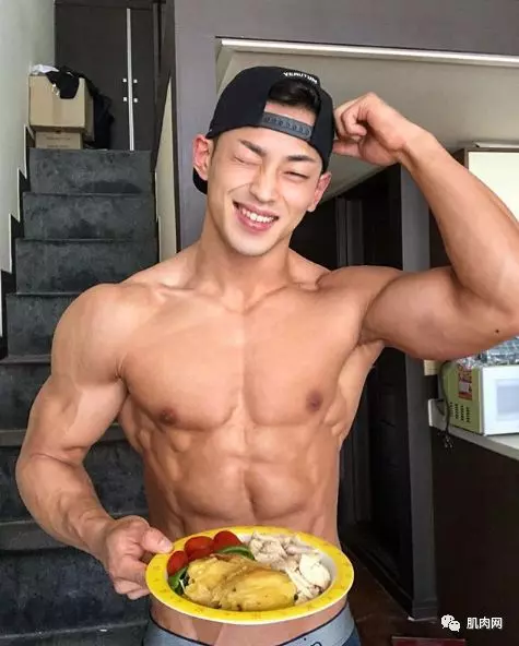 年紀相差16歲又帥又壯鮮肉被42歲阿姨吃下去,但一看她真面目,才發現可以理解!