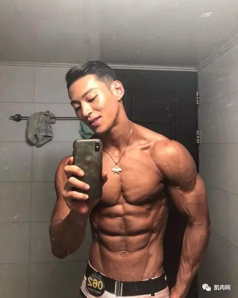 年紀相差16歲又帥又壯鮮肉被42歲阿姨吃下去,但一看她真面目,才發現可以理解!