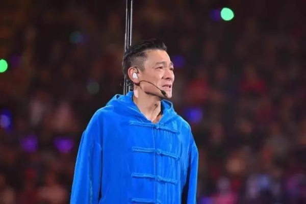 劉德華「不唱了」,演唱會含淚90度鞠躬道歉!他「不成功賺大錢都難」!