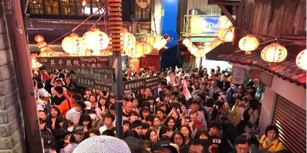 駕駛氣到發毒誓!九份停車「留鑰匙」是老規矩 照辦的下場卻超慘...網驚:太扯了