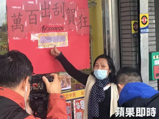 今年首位!刮刮樂百萬得主「霸氣現身領獎」 當場示範「怎麼挑彩券」刮開又中5000