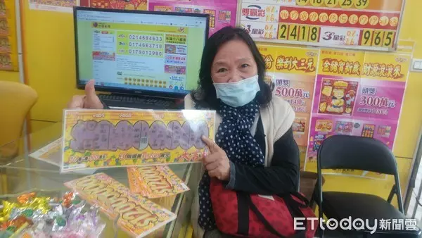 今年首位!刮刮樂百萬得主「霸氣現身領獎」 當場示範「怎麼挑彩券」刮開又中5000