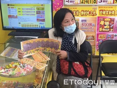 今年首位!刮刮樂百萬得主「霸氣現身領獎」 當場示範「怎麼挑彩券」刮開又中5000