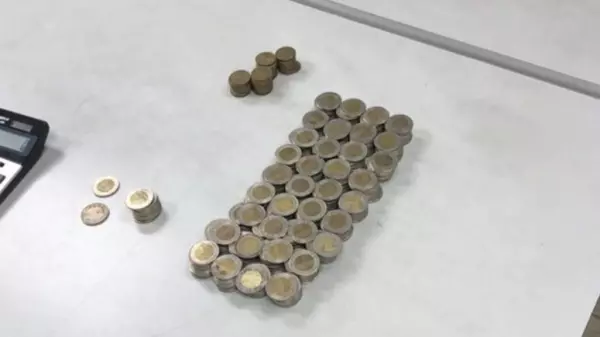 清潔工路上「撿到411枚50元硬幣」好心送警局 6個月後竟慘被逮捕!警方還說:一切依法處理!