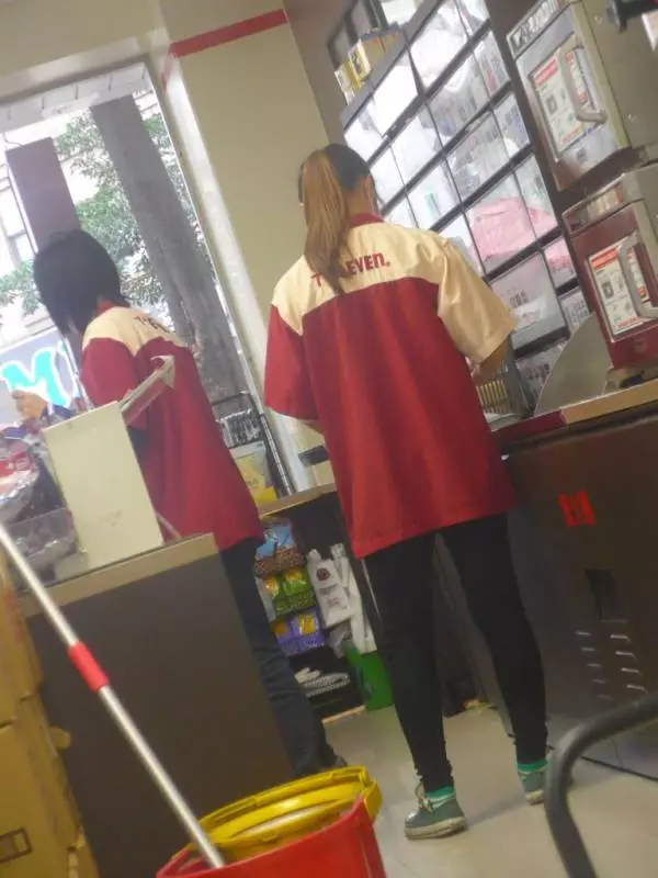 奧客堅持「熱咖啡加5顆冰塊」嗆不做就客訴 她走回倉庫「把制服脫掉」讓對方當場奔逃!