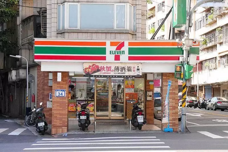 奧客堅持「熱咖啡加5顆冰塊」嗆不做就客訴 她走回倉庫「把制服脫掉」讓對方當場奔逃!