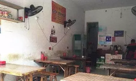 孩子餐館吃飯打碎盤子,老闆張口要五千,母親笑著陪錢,第二天餐館關門了